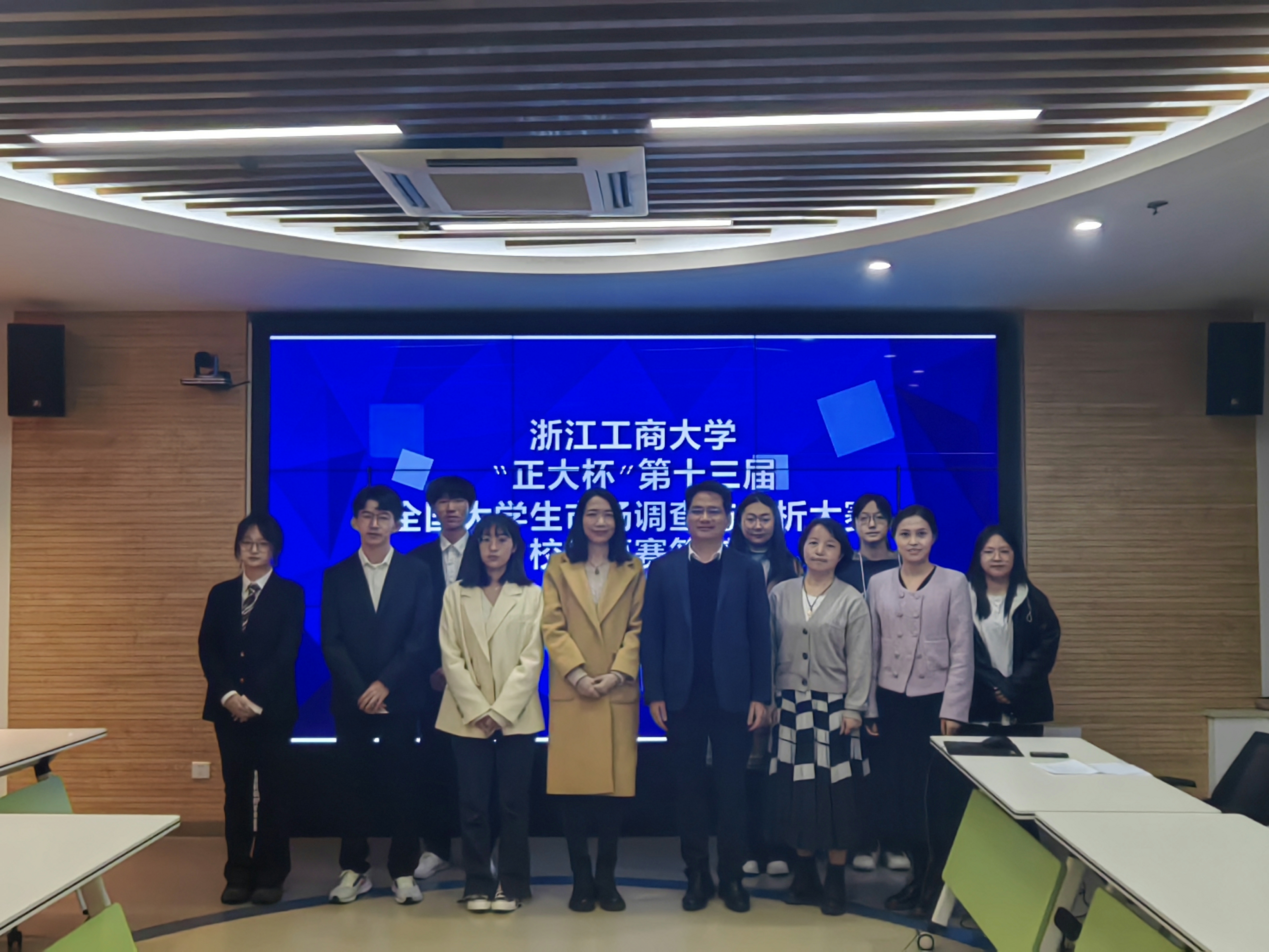 本科生合照.jpg 本科生合照.jpg